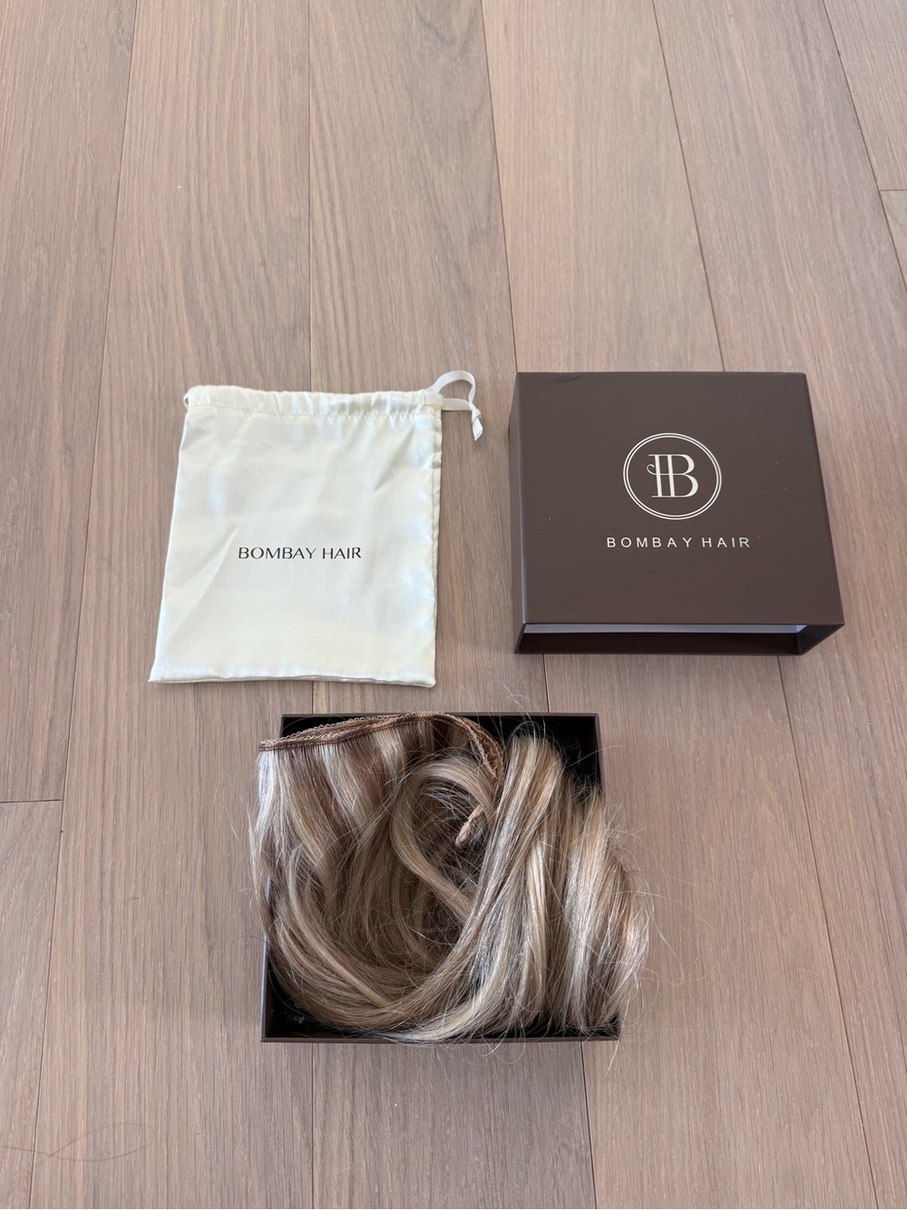 NEVER WORN BRAND NEW Bombay Hair Beige Blonde Highlights 18” Halo Hair Extension